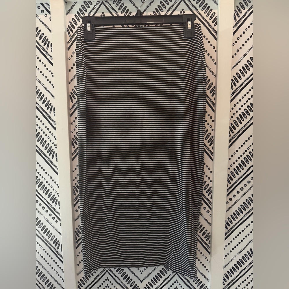 Old Navy Black and White Striped Skirt